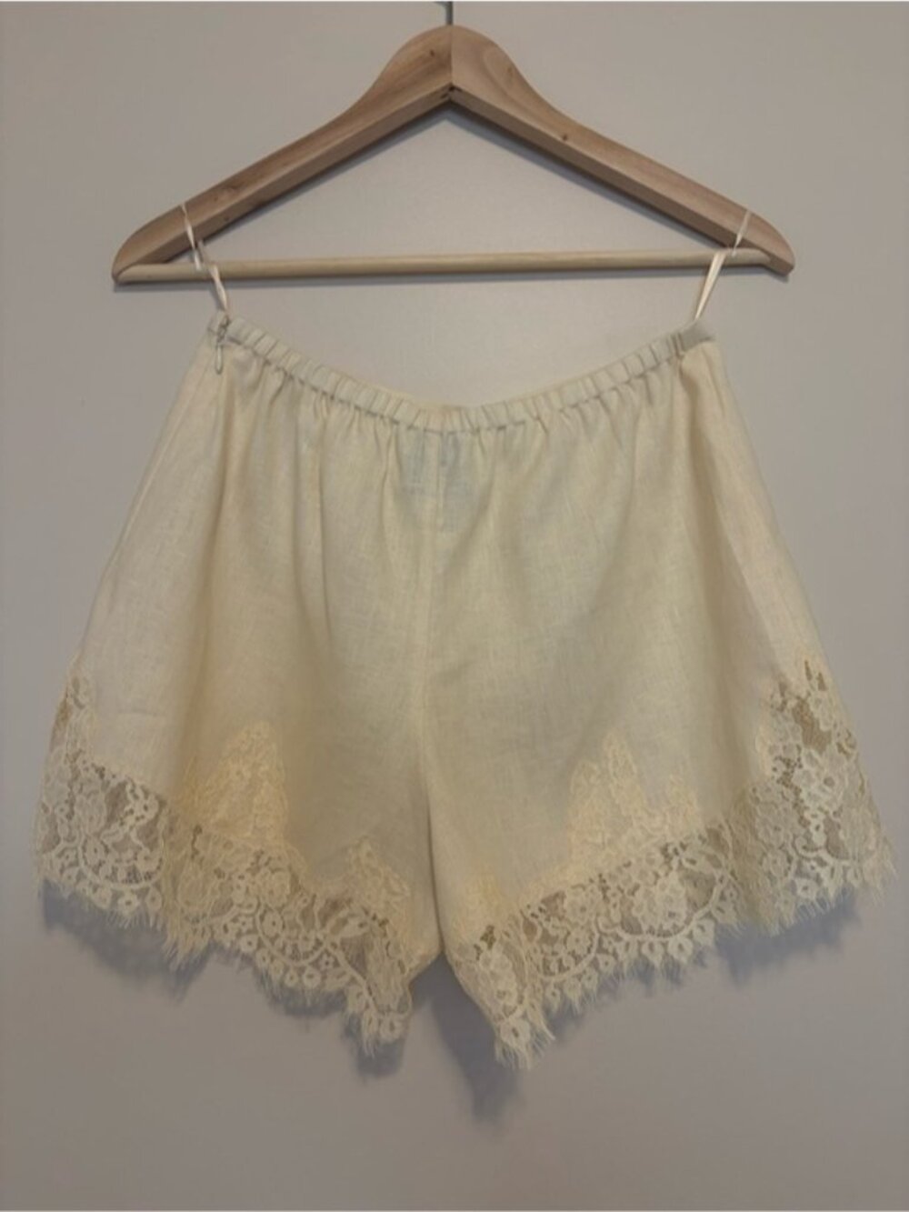 NEW Reformation Fern Sugar Yellow Lace Trim Linen Shorts Elastic Waist | US M - Picture 7 of 13
